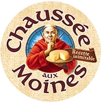 Étiquette ronde beige avec un moine souriant tenant du pain, texte « Chaussee aux Moines » et une étiquette rouge indiquant « Recette inimitable ».