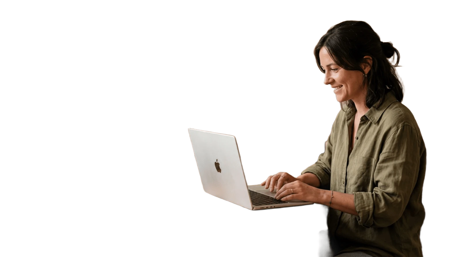 Una mujer sonriente con una camisa beige está usando una tableta.