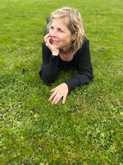 Frau Pusch liegend auf der Wiese.