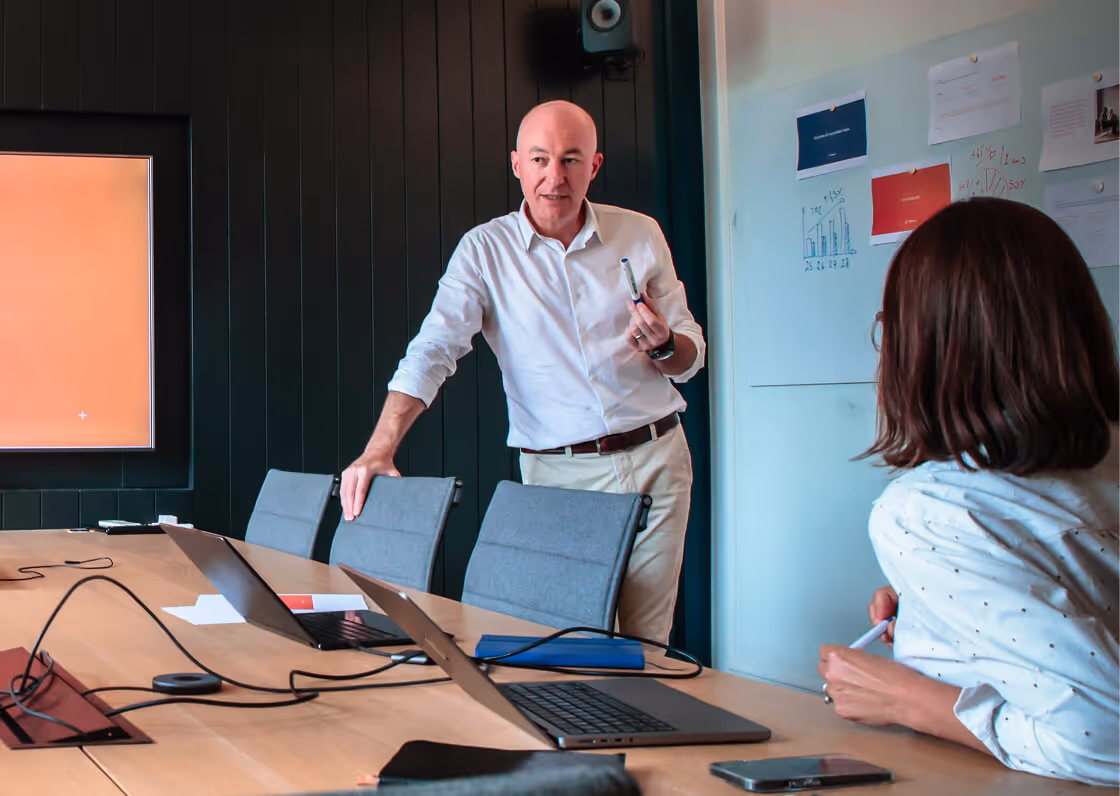 Un homme qui fait une présentation