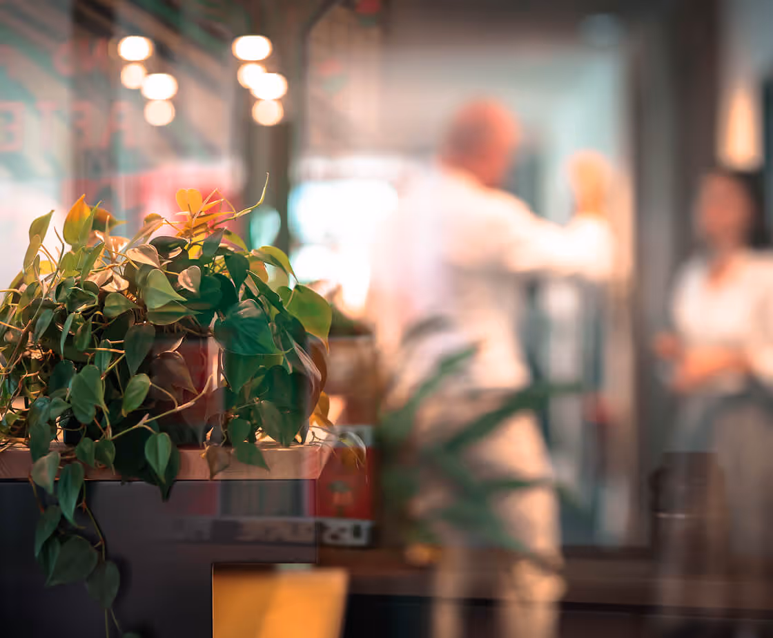 2 personnes discutant dans un bureau