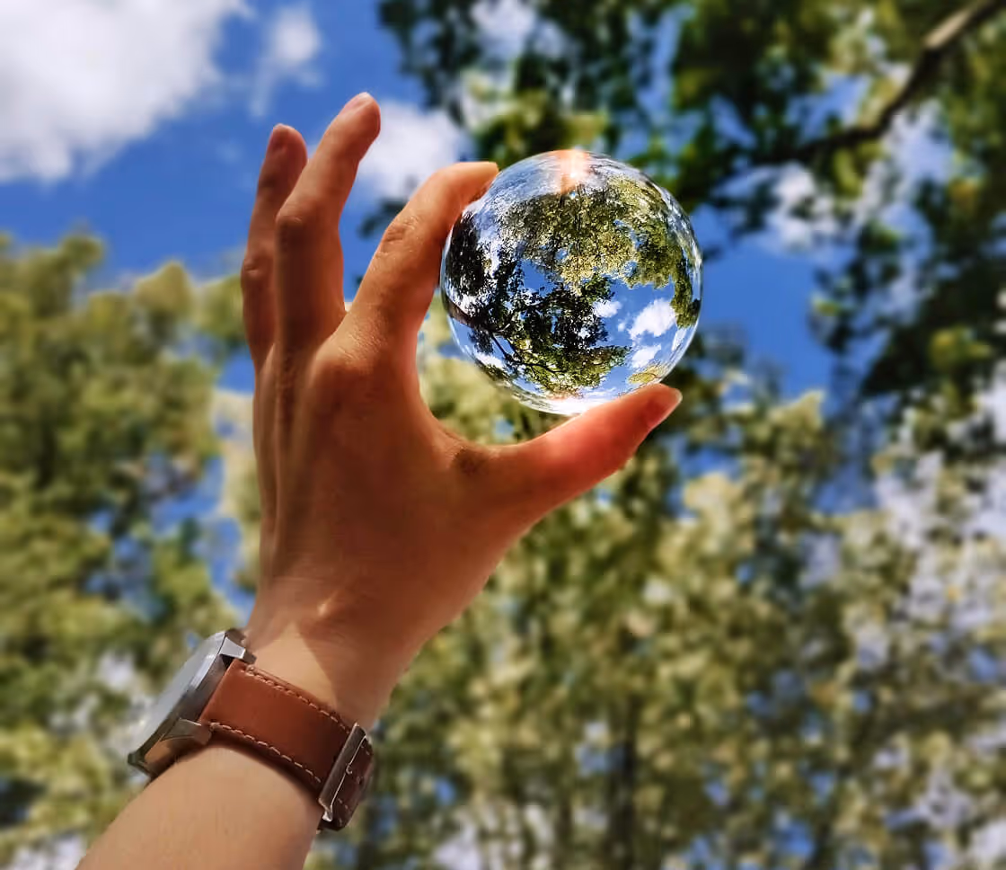 Une bulle, une main, la nature