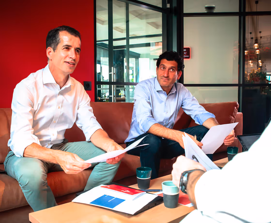 Trois personnes discutant autour d'une table