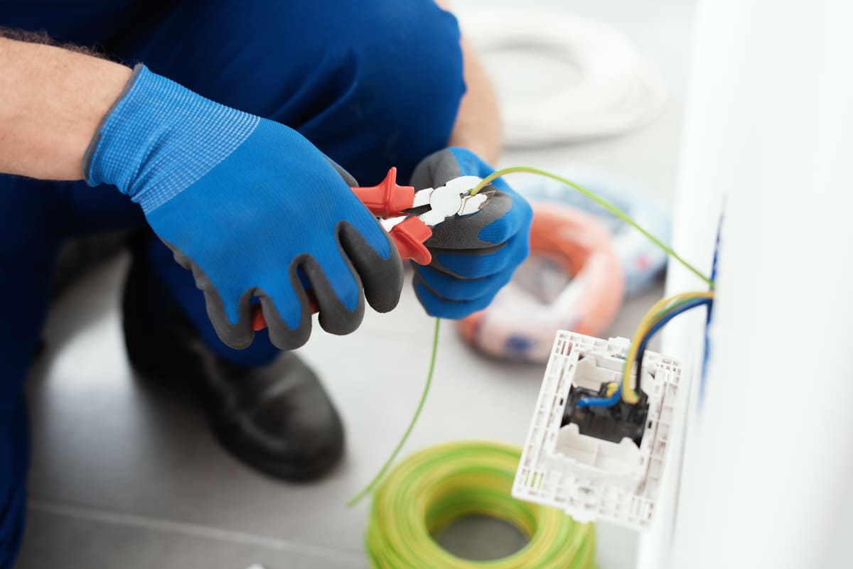 Remplacement de prises et interrupteurs : prestation d’électricité par Matelec