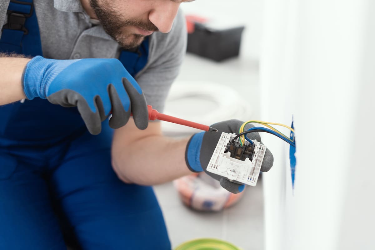 Installation de prises et interrupteurs : prestation d’électricité par Matelec