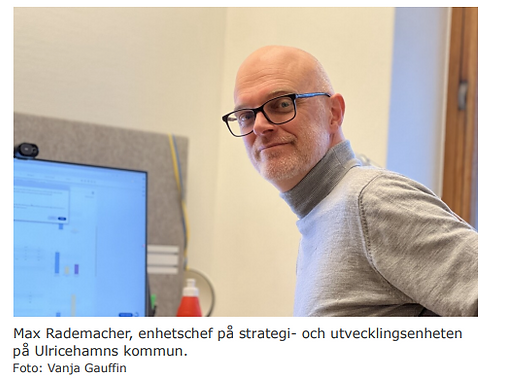 Man sitter framför en dator i kommunen