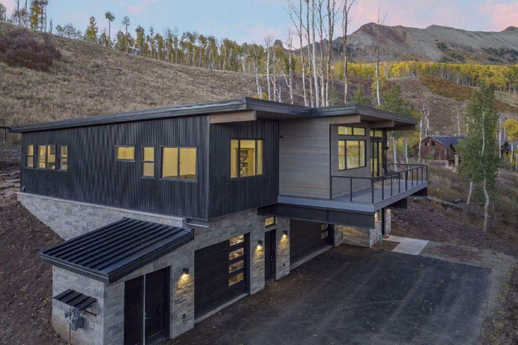 Mountain prefab house in Colorado