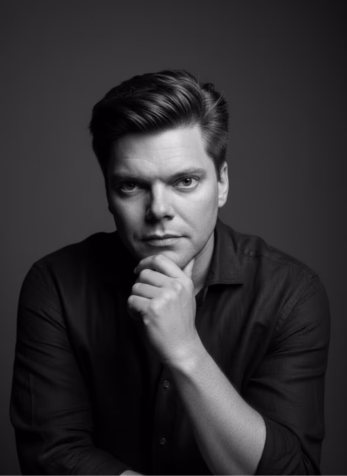 Zwart-wit studioportret van Robbie Eyckmans, oprichter van Yggra