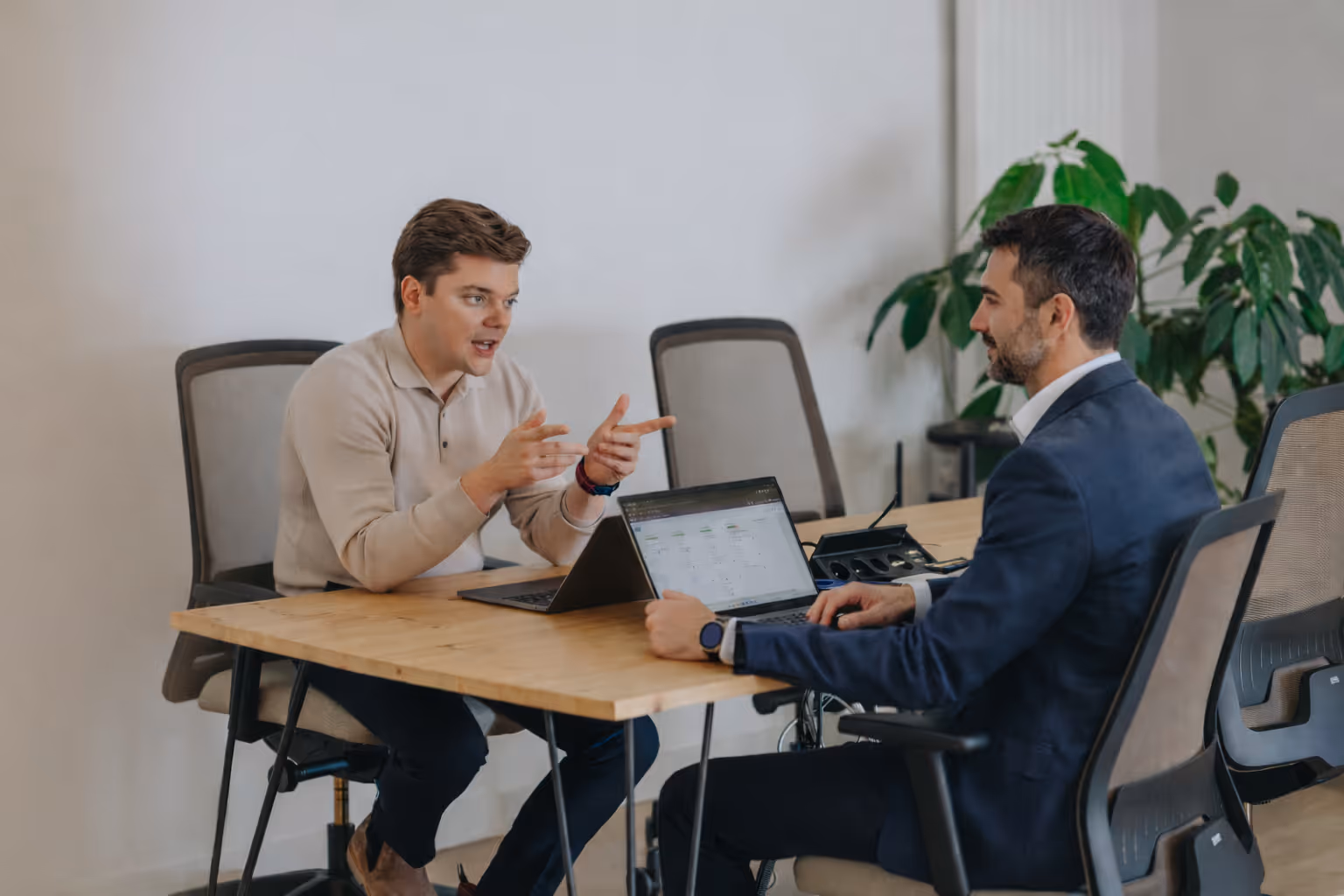 Robbie gesticulerend in gesprek met een pricing-kandidaat
