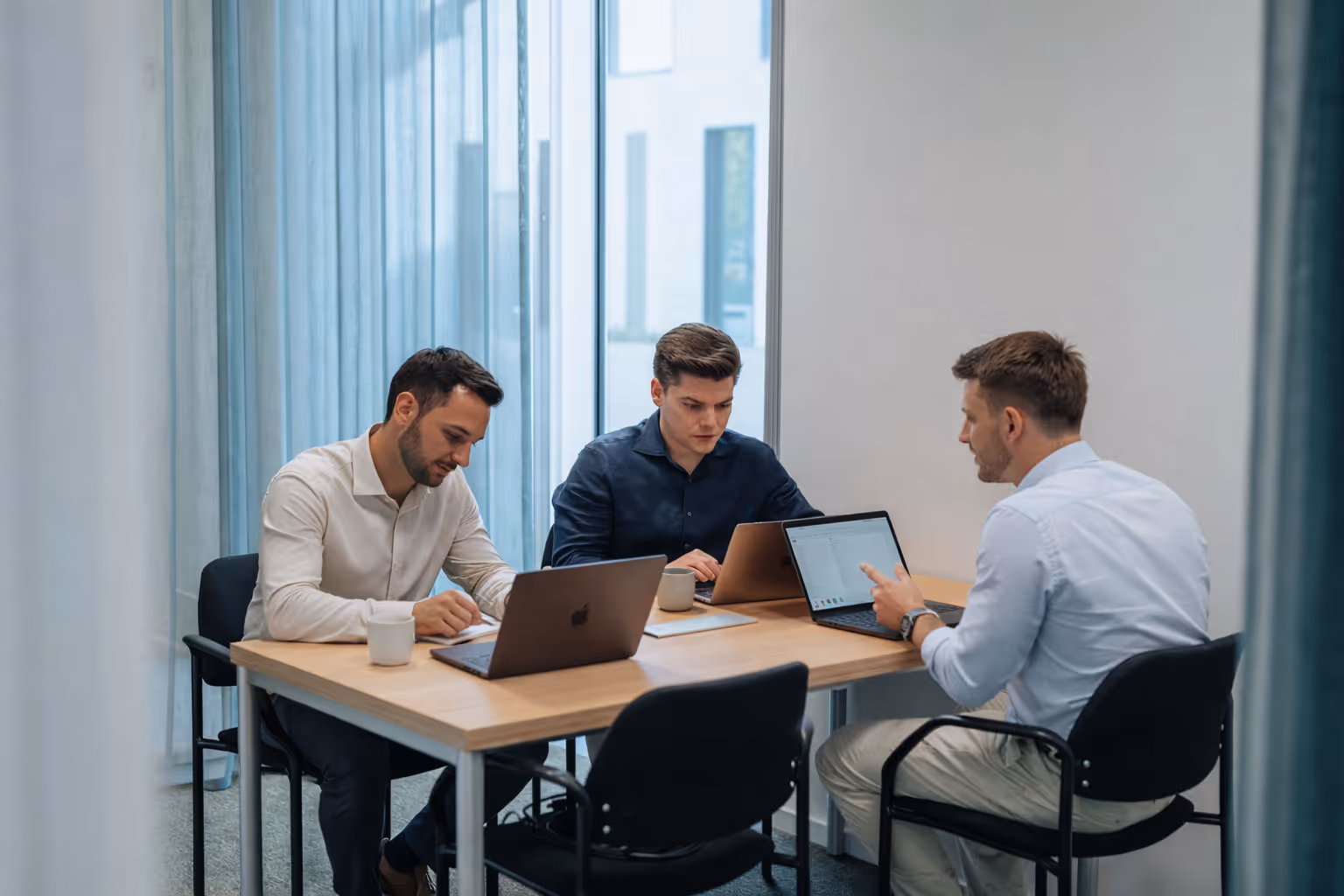 Drie Yggra-consultants werken geconcentreerd samen aan pricing-analyse