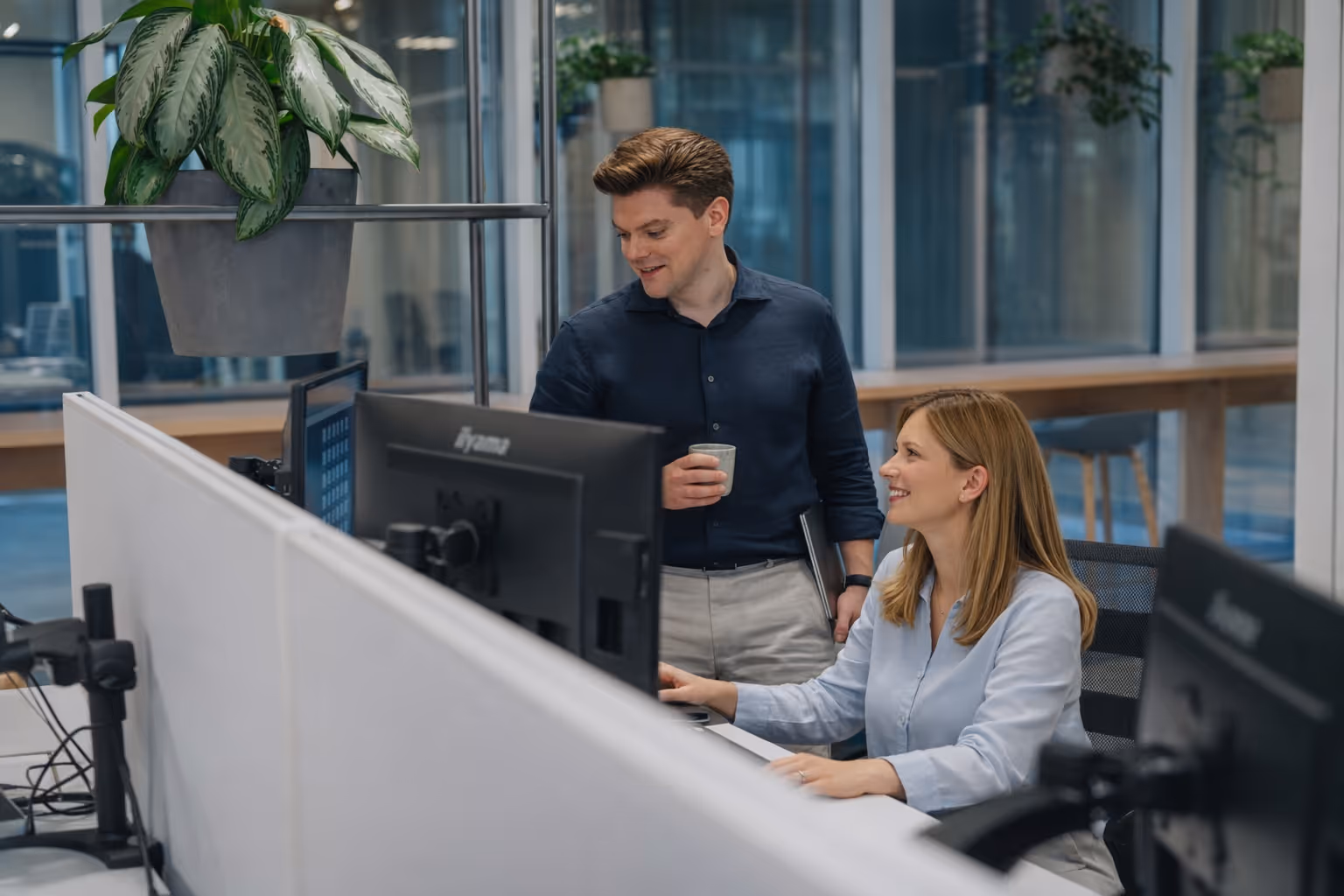 Onboarding-moment met Robbie en een nieuwe collega bij het werkstation