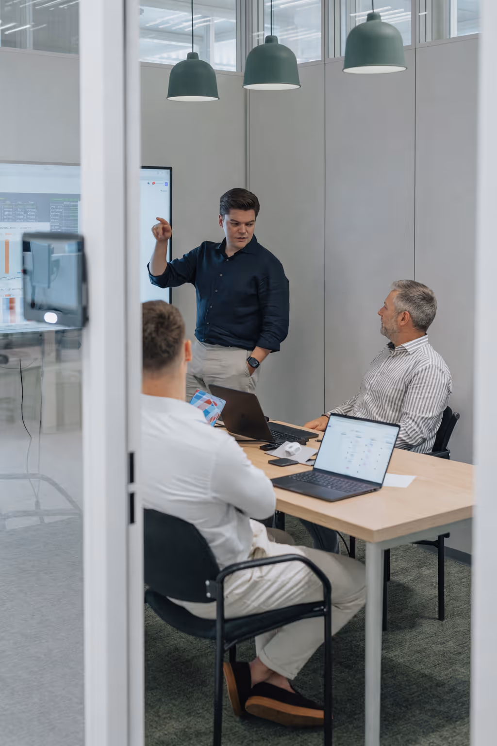 Robbie analyseert een pricing-dashboard op een presentatiescherm