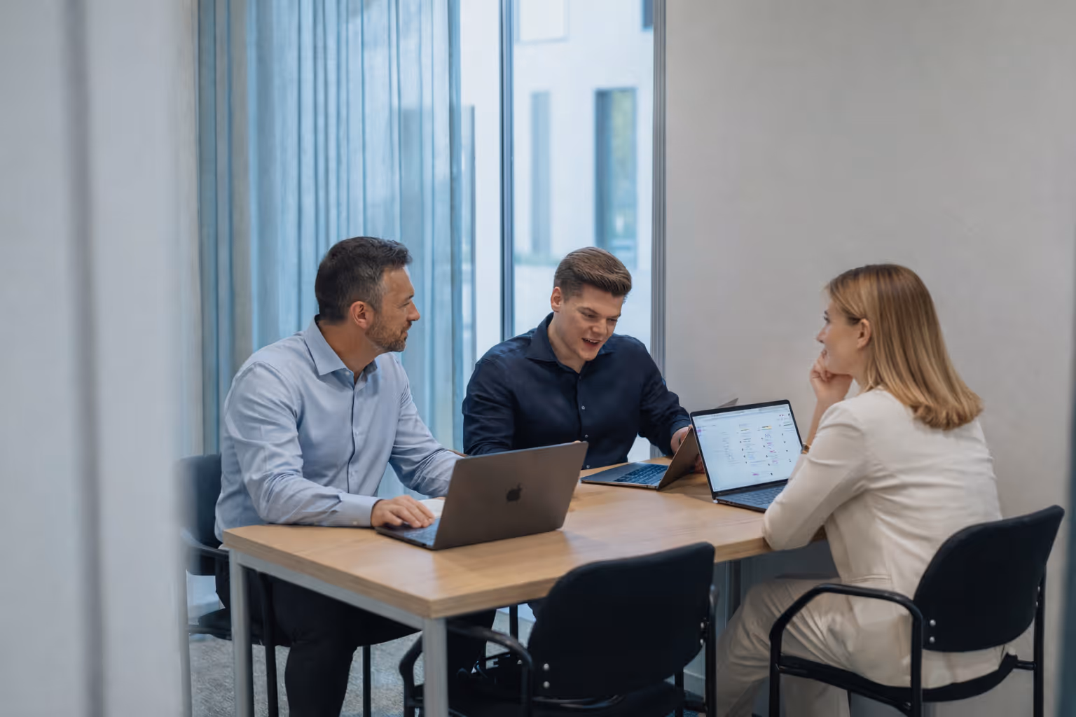 Workshop-moment met drie deelnemers tijdens een Yggra-strategiesessie
