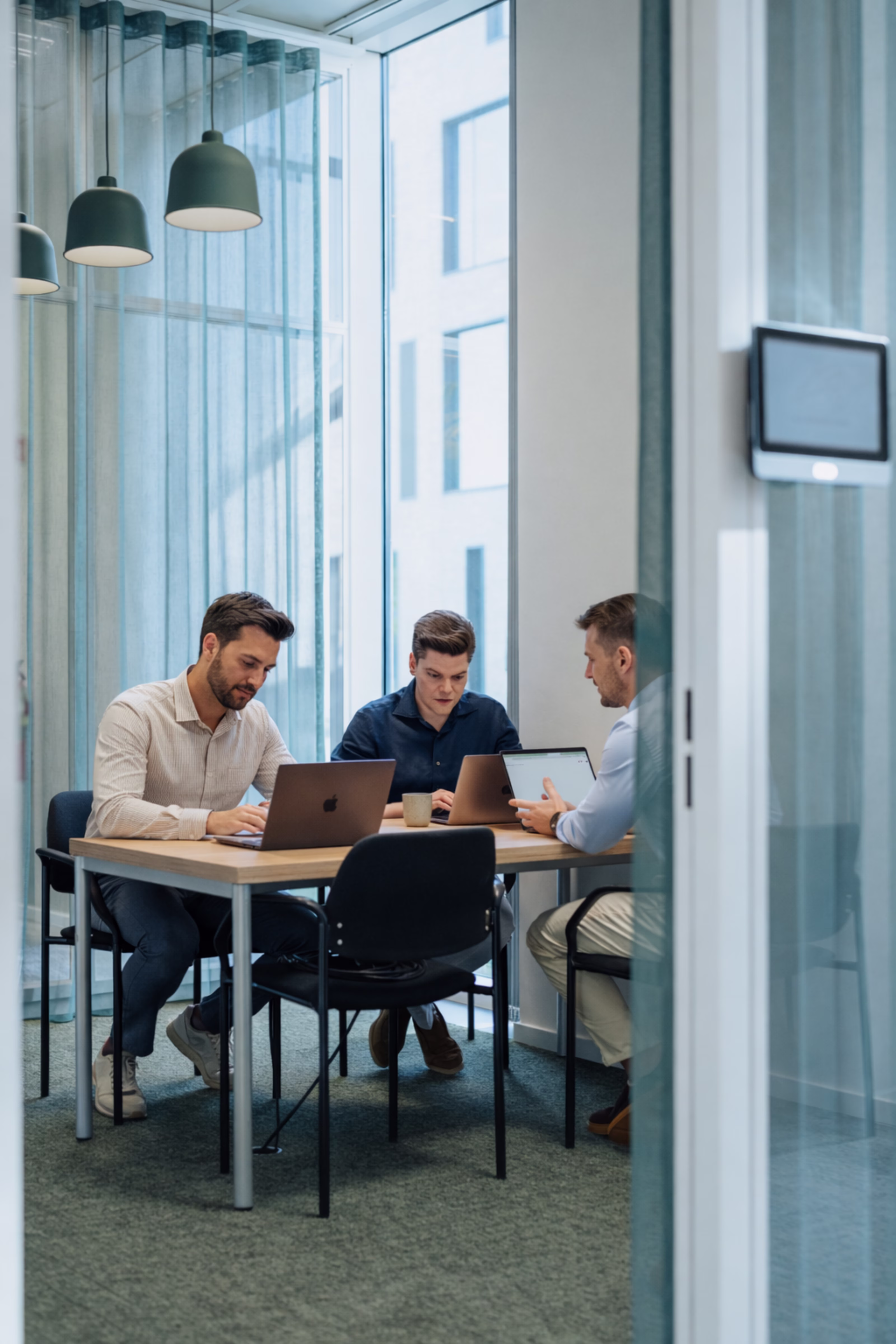 Werksessie met drie consultants rond een tafel