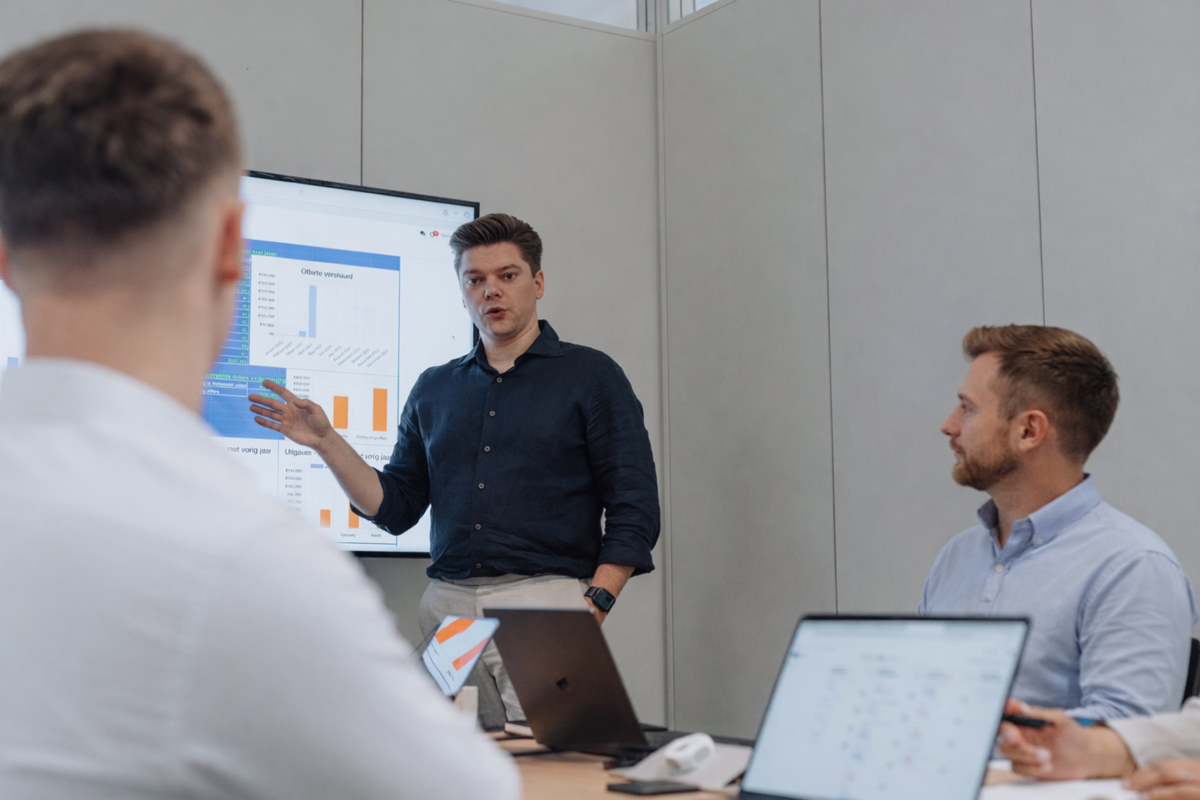 Robbie presenteert pricing-resultaten aan het auditteam