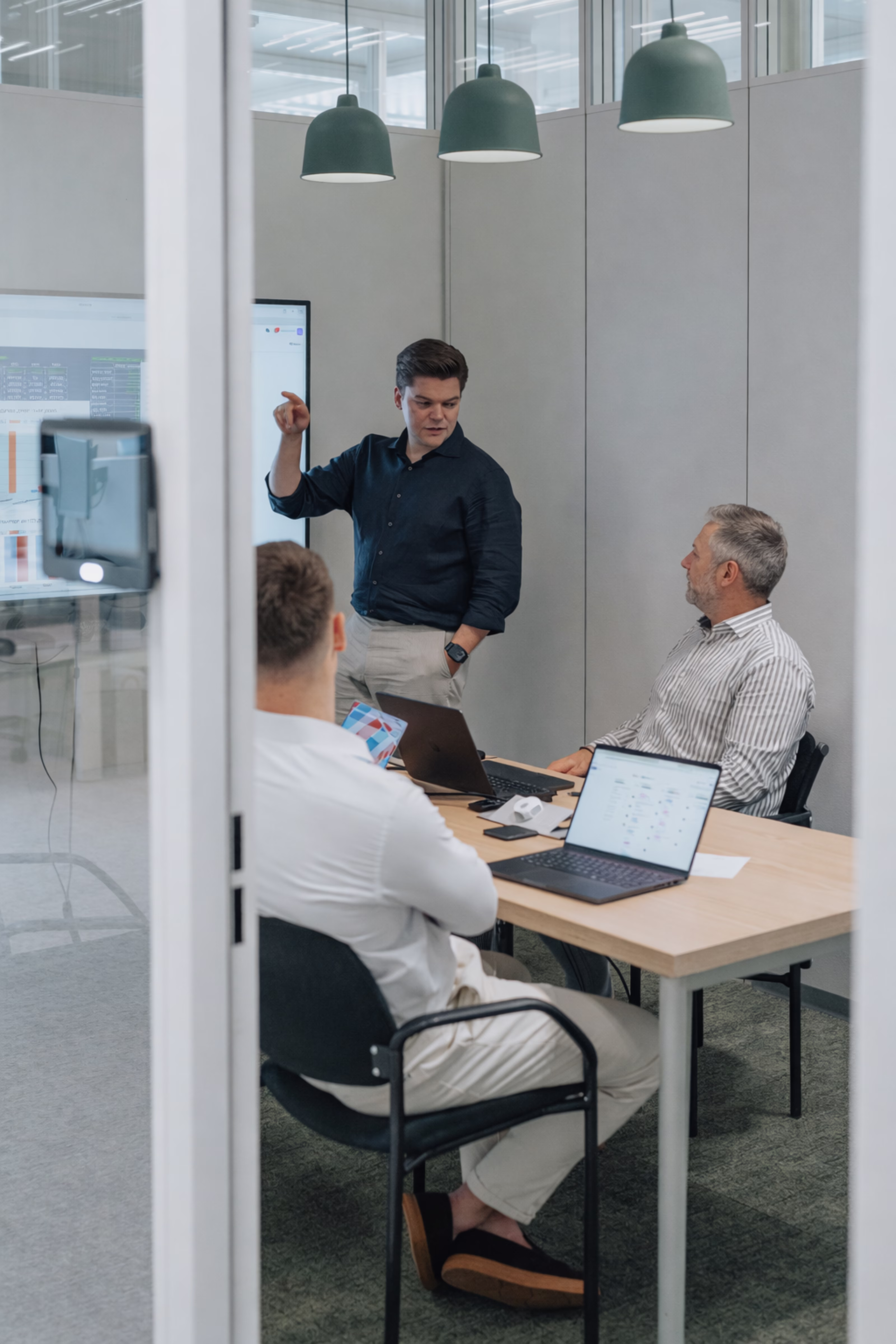 Robbie analyseert een pricing-dashboard op een presentatiescherm