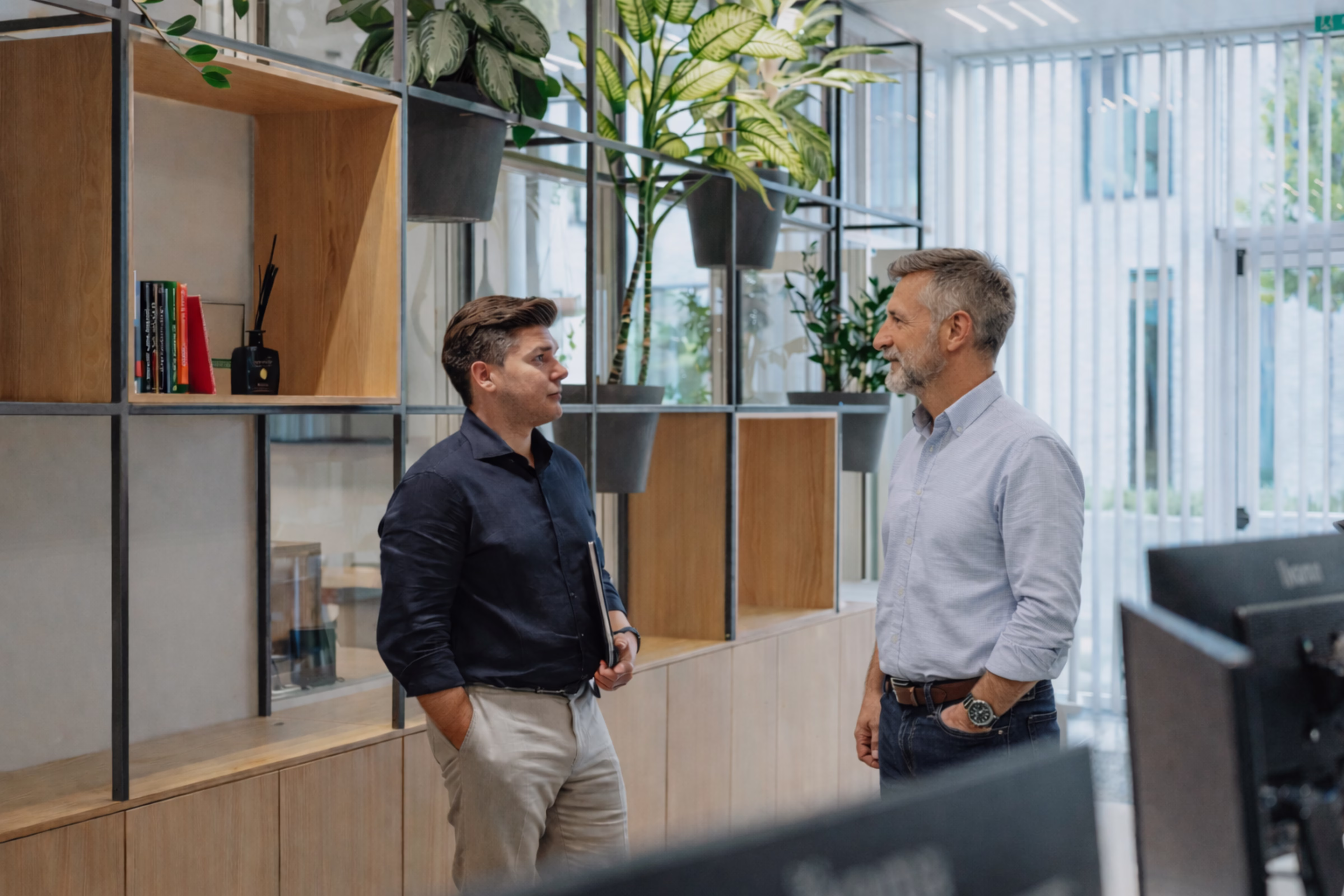 Robbie in gesprek met een senior klant in het Yggra-kantoor