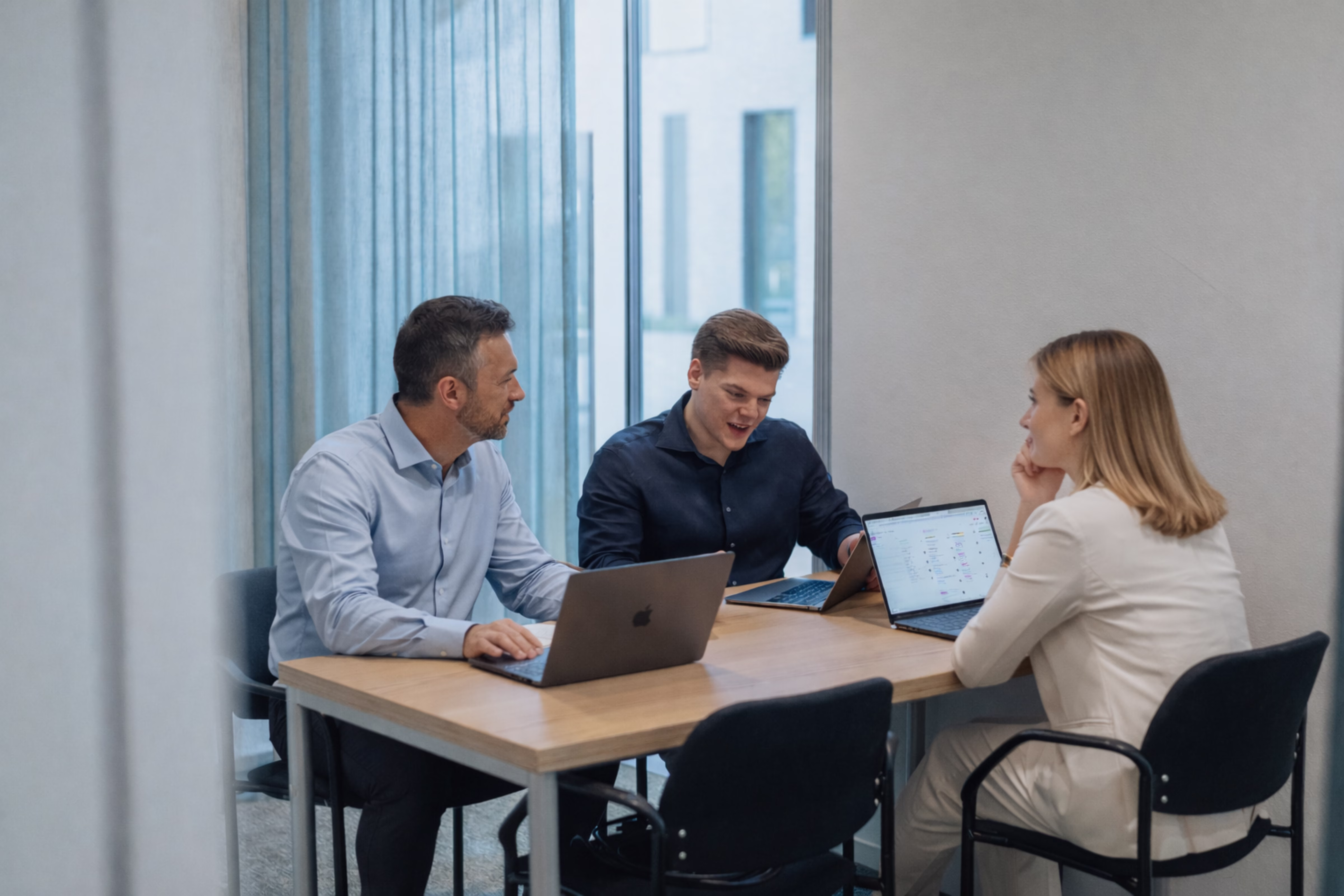 Workshop-moment met drie deelnemers tijdens een Yggra-strategiesessie