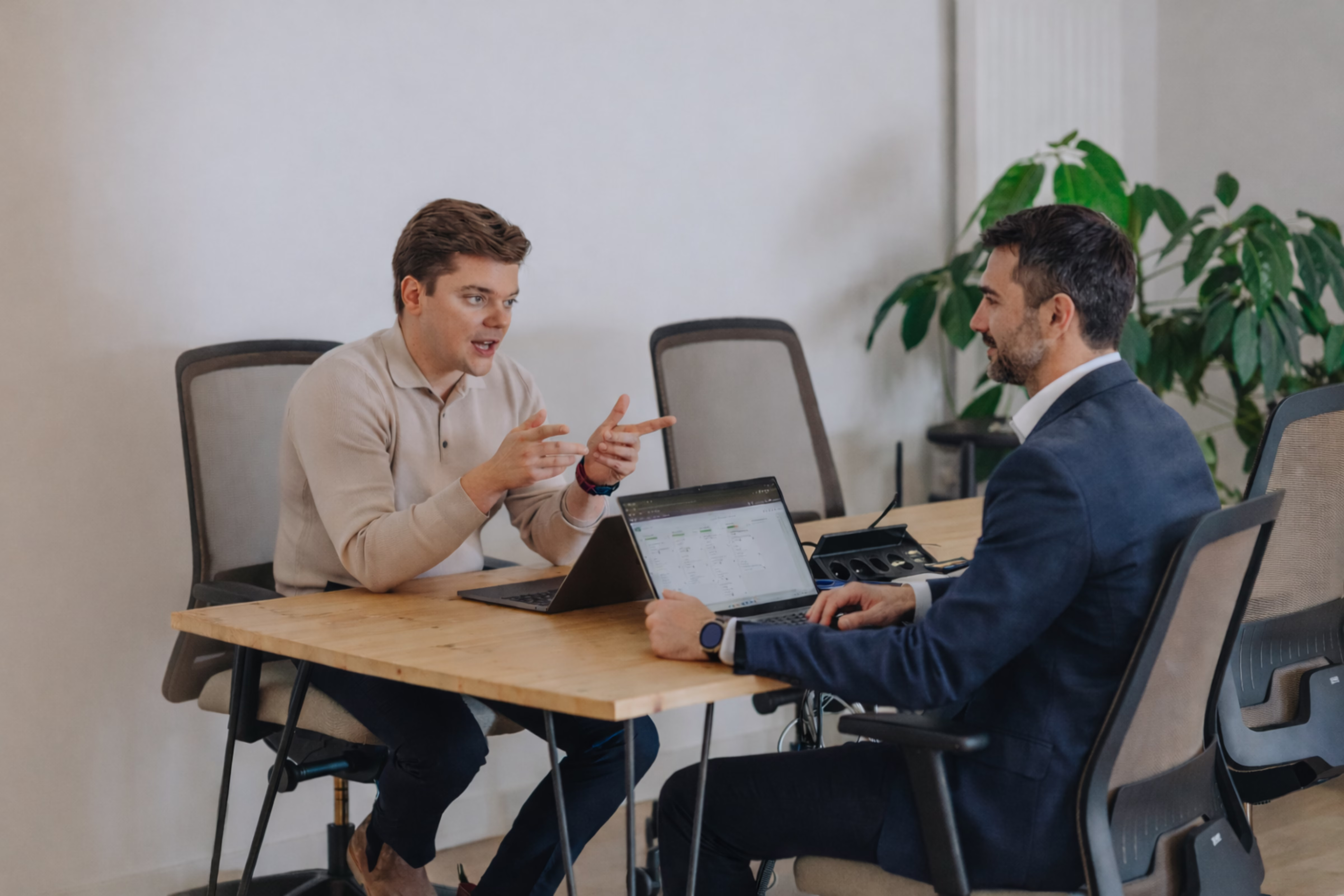 Robbie gesticulerend in gesprek met een pricing-kandidaat