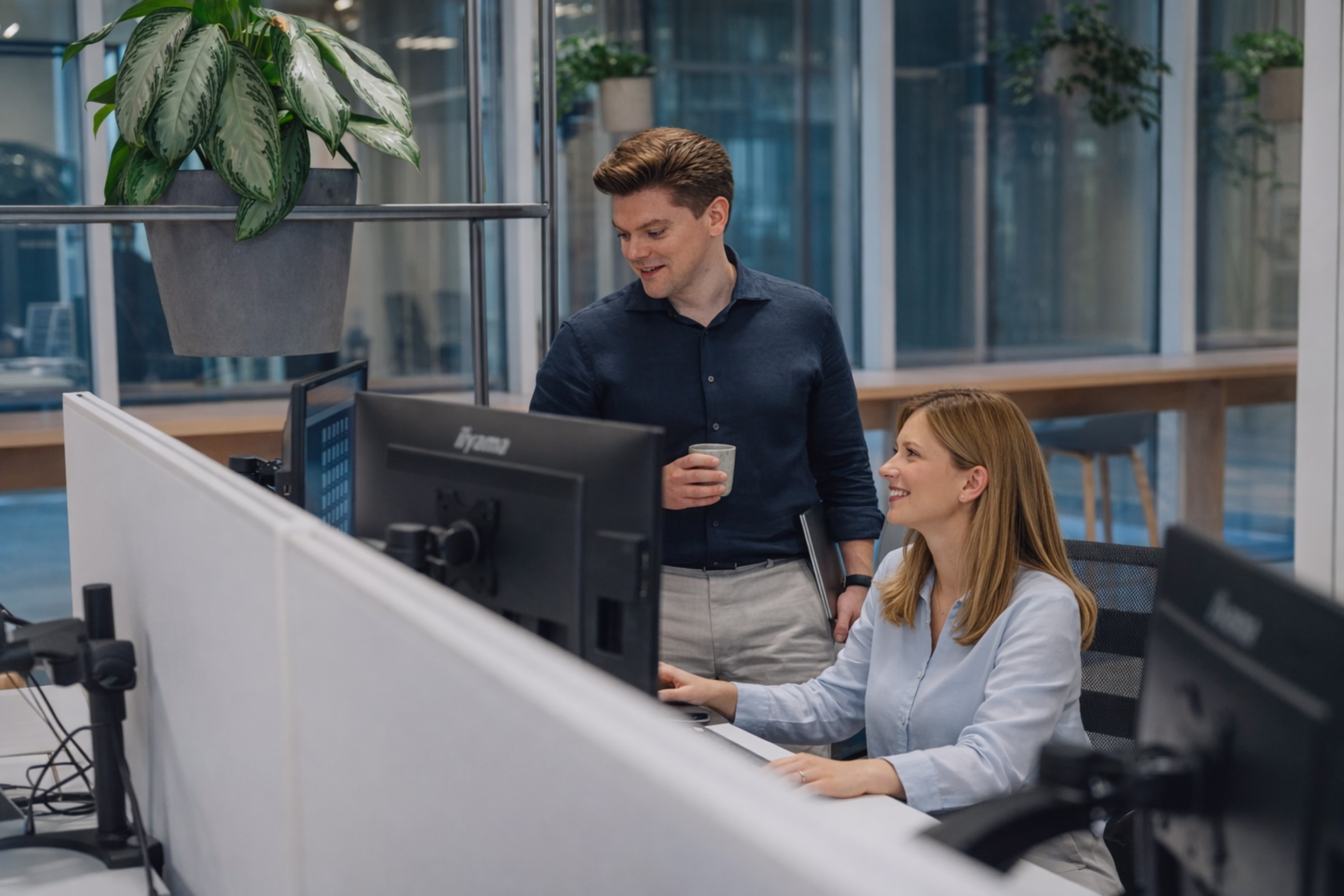 Onboarding-moment met Robbie en een nieuwe collega bij het werkstation