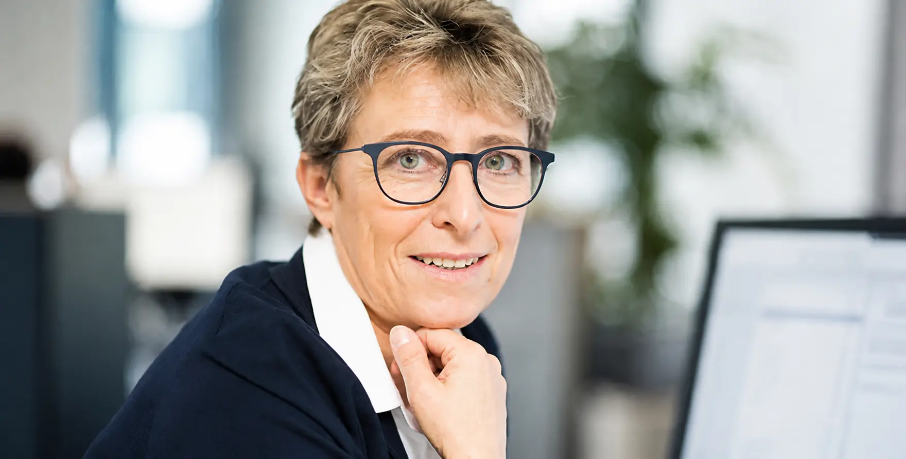 Porträt einer Mitarbeiterin von schoetz-partner aus der Steuerberatung mit Brille