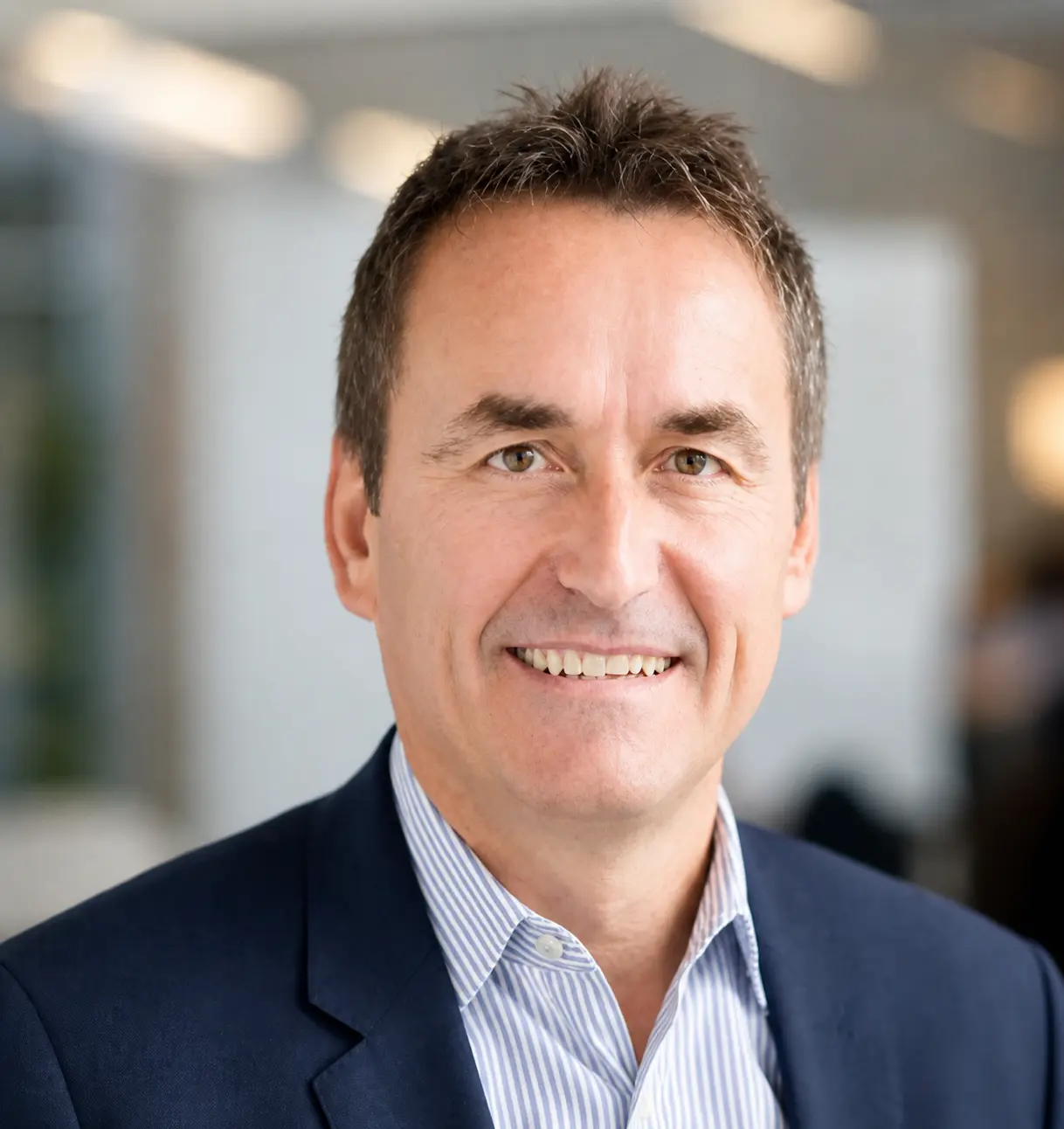 Professionelles Portrait eines Experten von schoetz-partner in heller moderner Büroatmosphäre