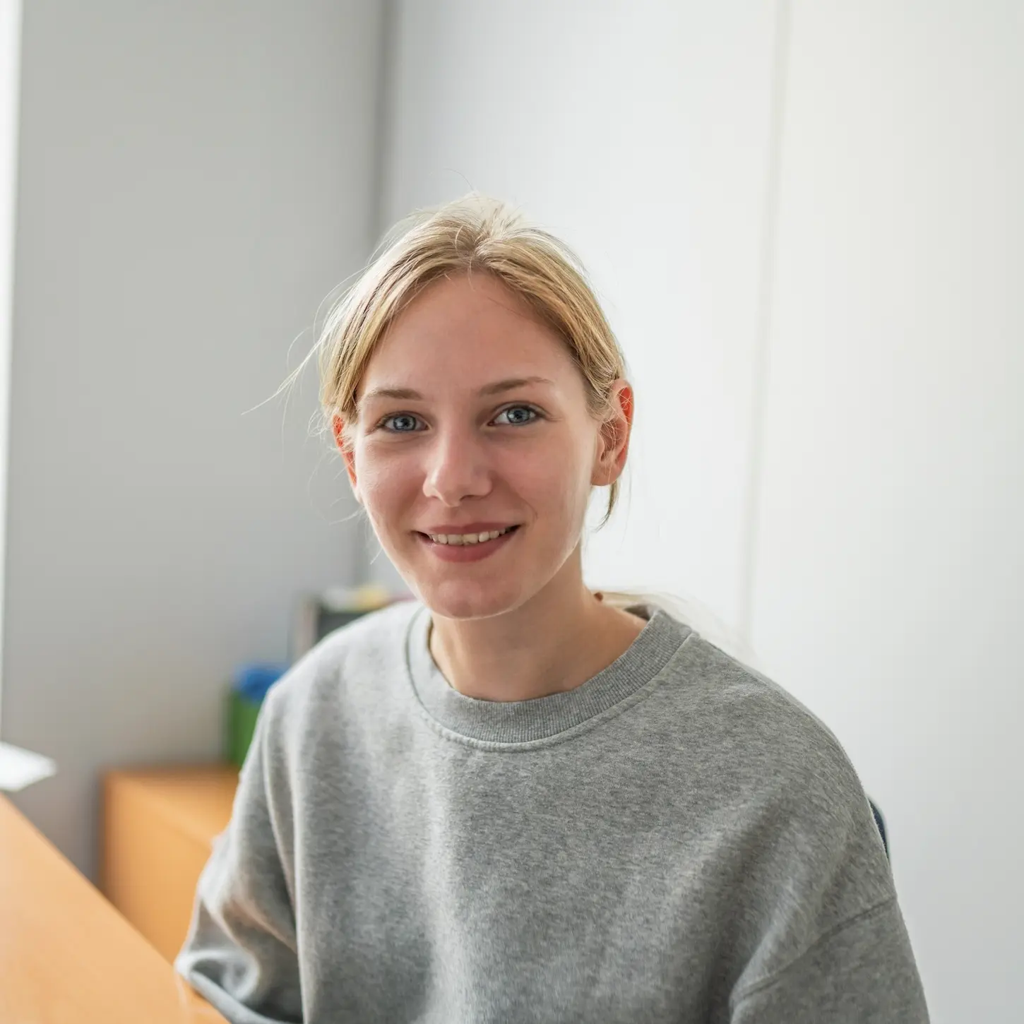 Porträt einer Mitarbeiterin von Schoetz & Partner am Arbeitsplatz in der Kanzlei in Göppingen.