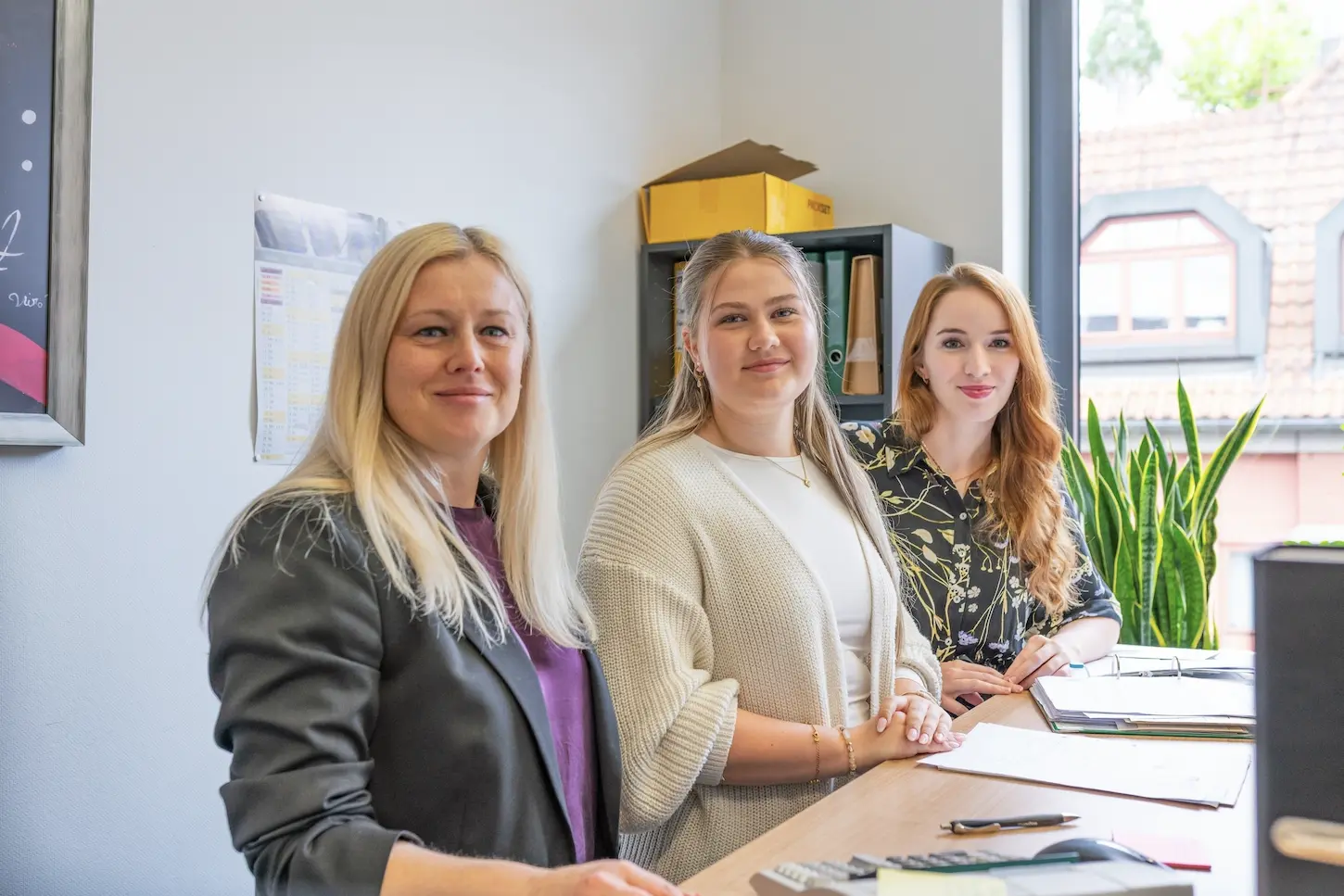 Drei Mitarbeiterinnen von Schoetz & Partner gemeinsam am Arbeitsplatz in der Kanzlei in Göppingen.