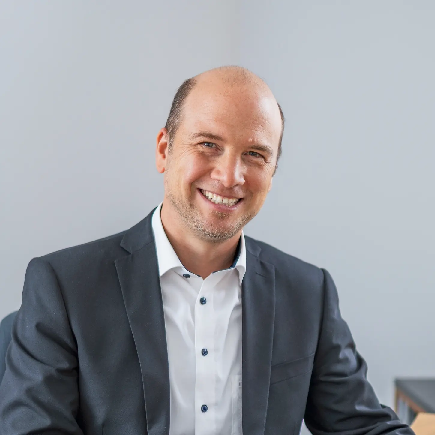 Porträt eines Partners von Schoetz & Partner in der Kanzlei in Göppingen.