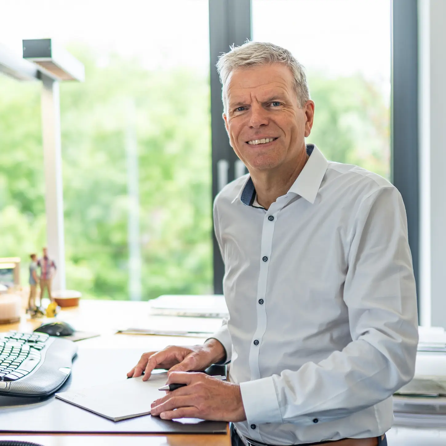 Porträt von Jürgen Rommelspacher am Arbeitsplatz bei Schoetz & Partner in Göppingen.