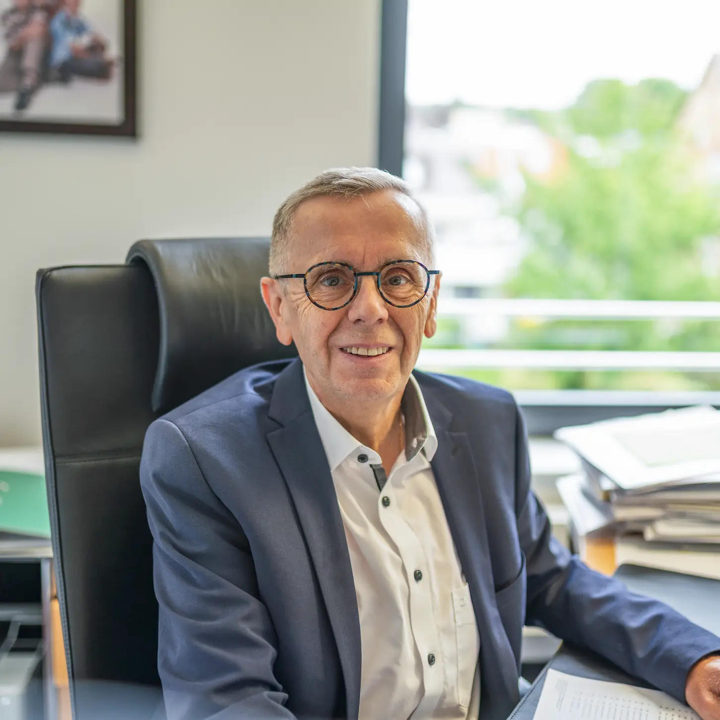 Porträt eines Partners von Schoetz & Partner an seinem Arbeitsplatz in der Kanzlei in Göppingen.