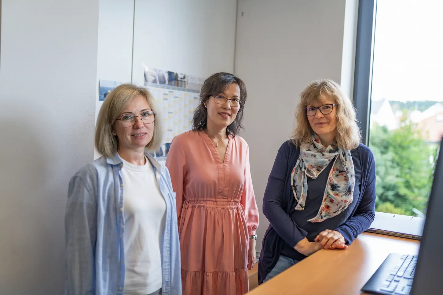 Drei Mitarbeiterinnen von Schoetz & Partner gemeinsam am Arbeitsplatz in der Kanzlei in Göppingen.