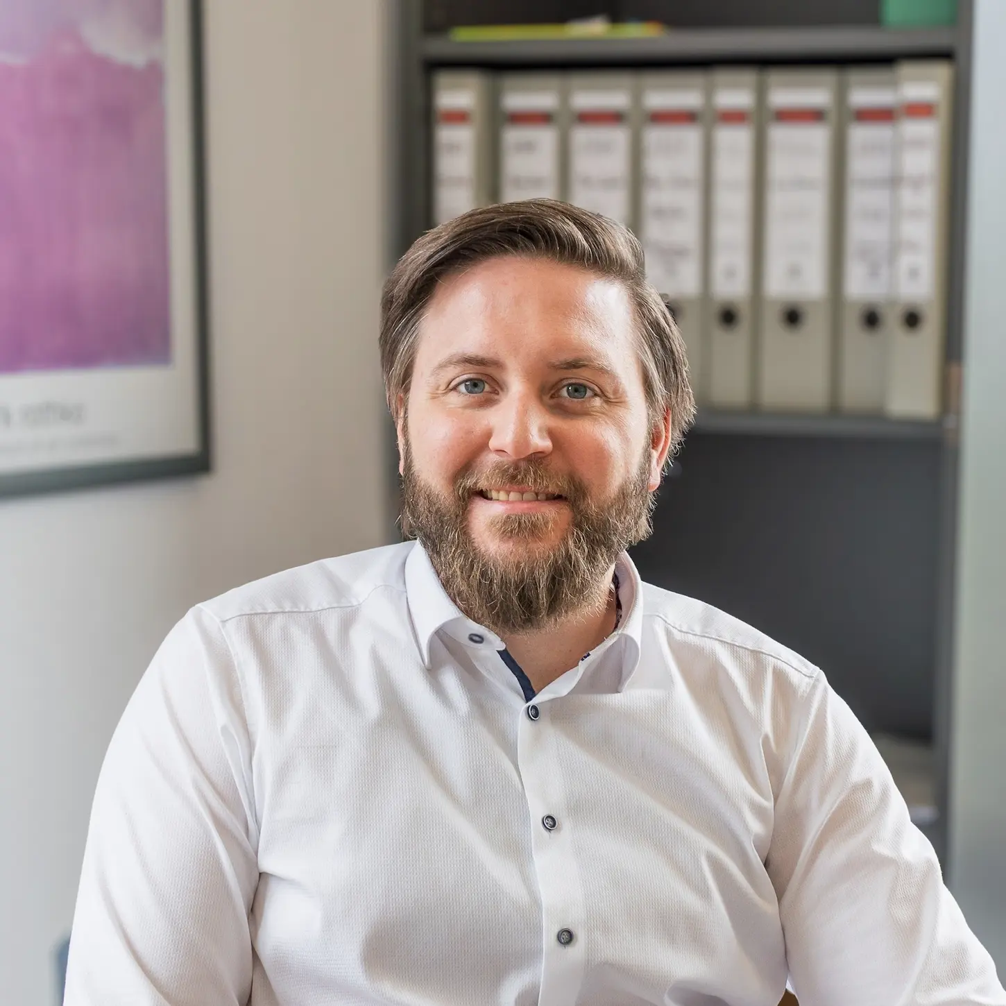 Porträt eines Teammitglieds von Schoetz & Partner am Arbeitsplatz in der Kanzlei in Göppingen.