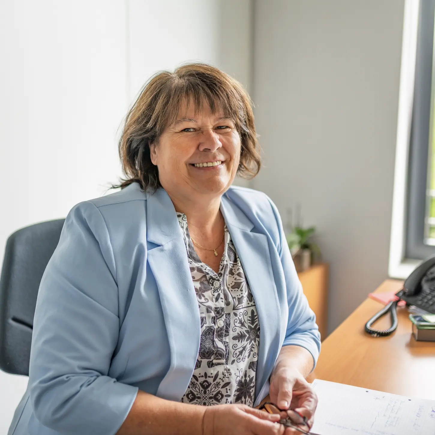 Porträt eines Teammitglieds von Schoetz & Partner am Arbeitsplatz in der Kanzlei in Göppingen.
