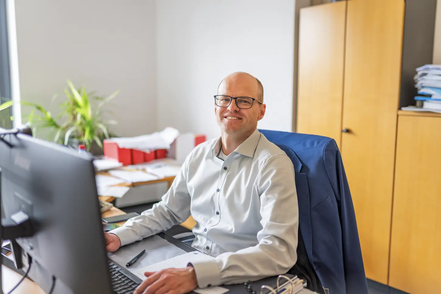 Mitarbeiter von Schoetz & Partner an seinem Arbeitsplatz in der Kanzlei in Göppingen.