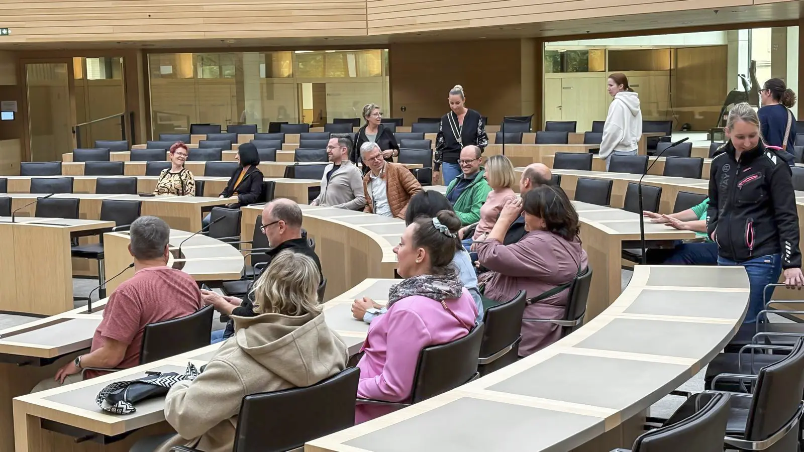 Team von Schoetz & Partner beim Besuch des Plenarsaals im Landtag von Baden-Württemberg in Stuttgart.