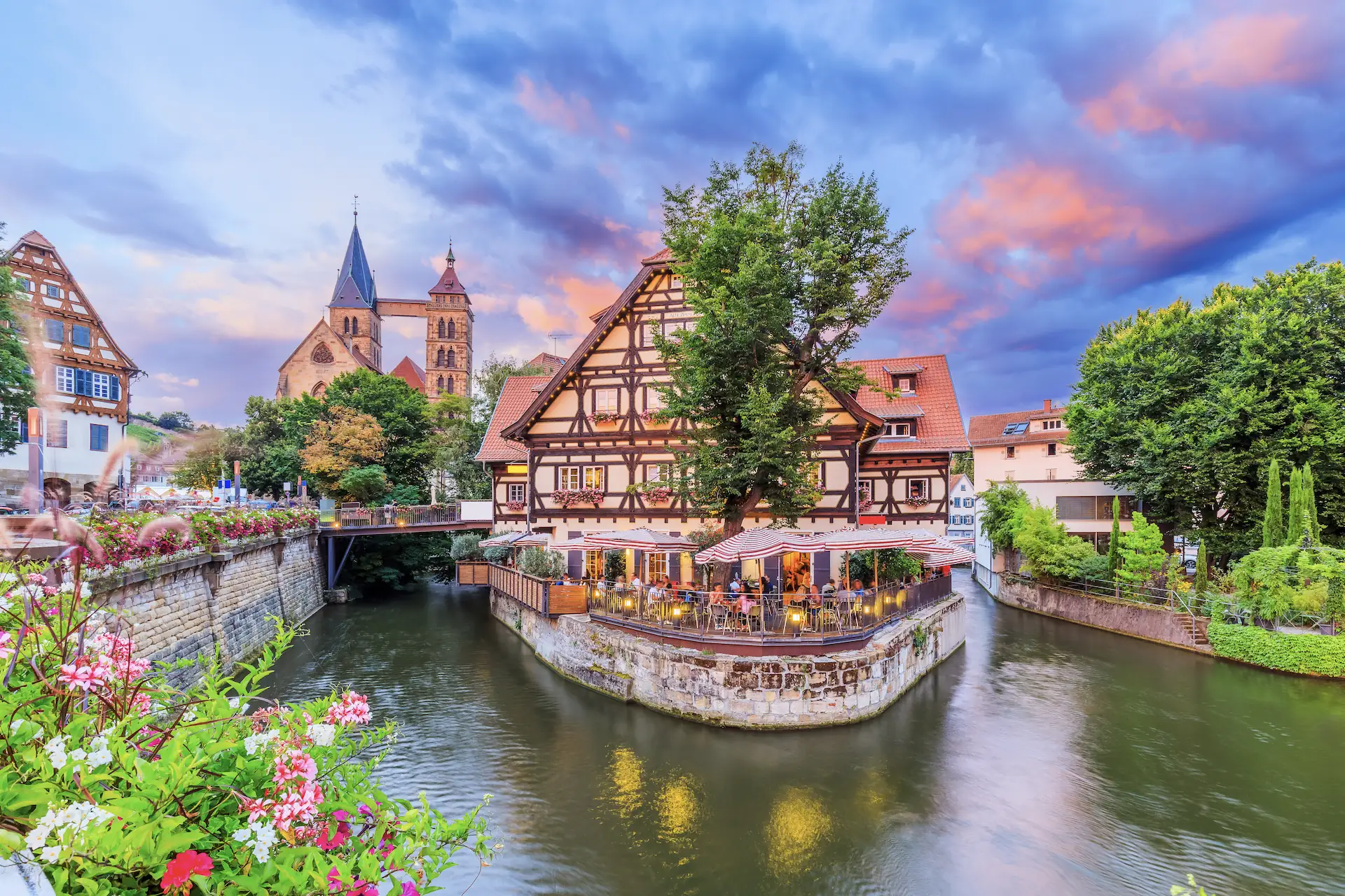 Blick auf die Altstadt von Esslingen am Neckar mit Fachwerkhäusern und der Stadtkirche St. Dionys