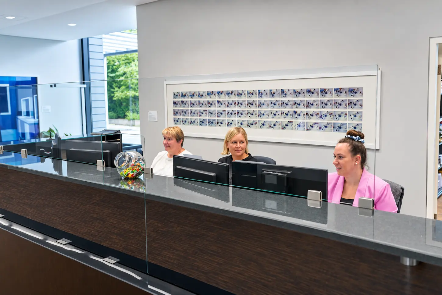 Mitarbeiterinnen von Schoetz & Partner am Empfang in Göppingen