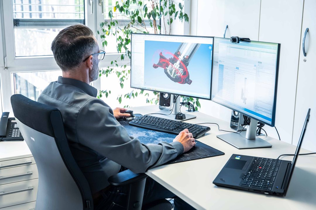 Arbeitsplatz mit Bildschirmen