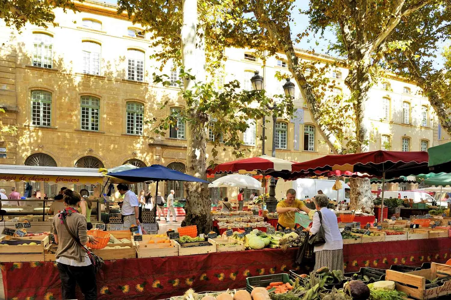 https://www.tripsavvy.com/thmb/2fYOsb65uVEeZgPMpgF3Otvo_a8%3D/1500x0/filters%3Ano_upscale%28%29%3Amax_bytes%28150000%29%3Astrip_icc%28%29/aixmarketpeter-richardson-roberthardingGetty-57972ca95f9b58461fbf41e9.jpg