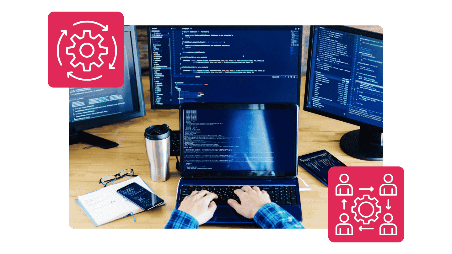 Persona trabajando en un portátil frente a tres monitores con código, acompañada de iconos de automatización y colaboración