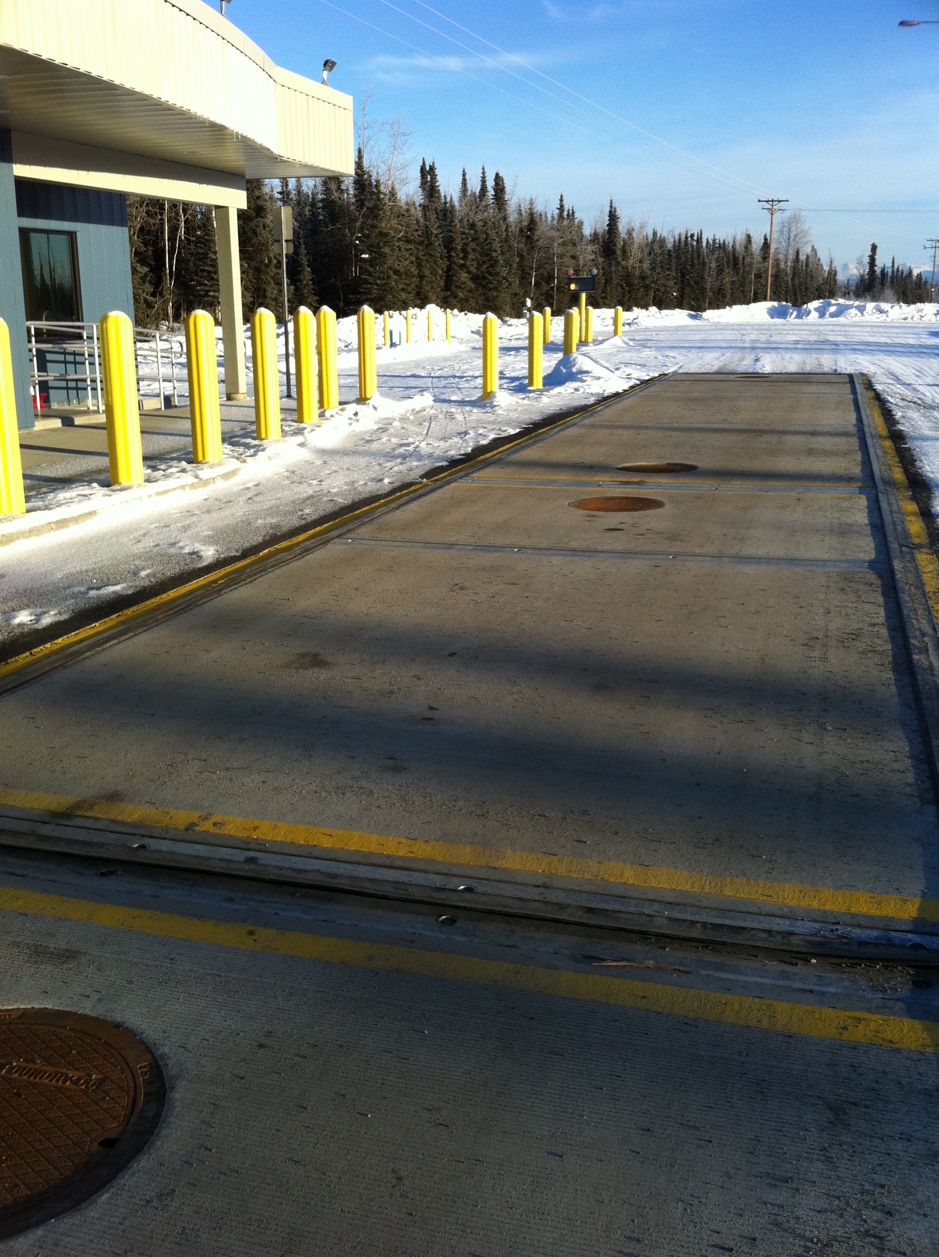 image of maintenance crew working on aircraft