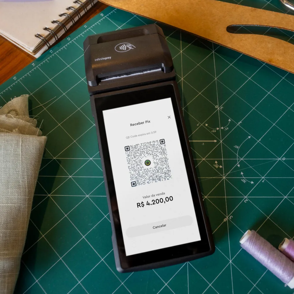 Maquininha Smart da InfinitePay com QR Code de Pix na tela