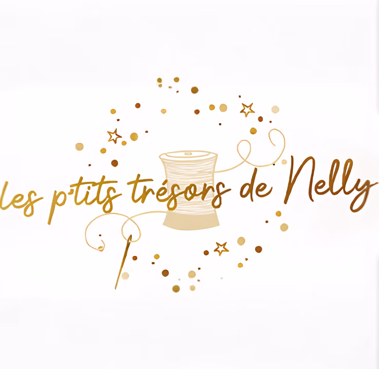 Logo avec bobine de fil, aiguille, étoiles et texte Les p'tits trésors de Nelly en lettres dorées.