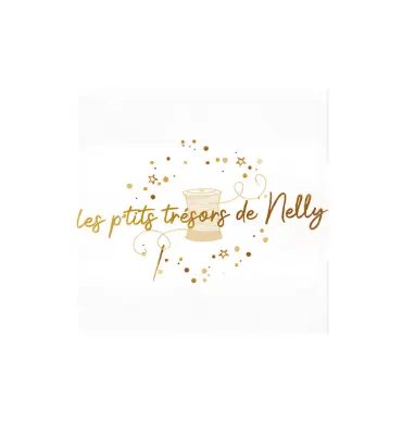 Logo avec bobine de fil, aiguille, étoiles et texte Les p'tits trésors de Nelly en lettres dorées.