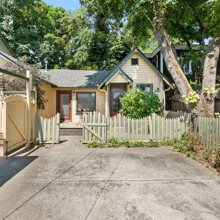 The Williams cottage exterior — a 2-bedroom rental at Heritage Cottages in Jacksonville, Oregon