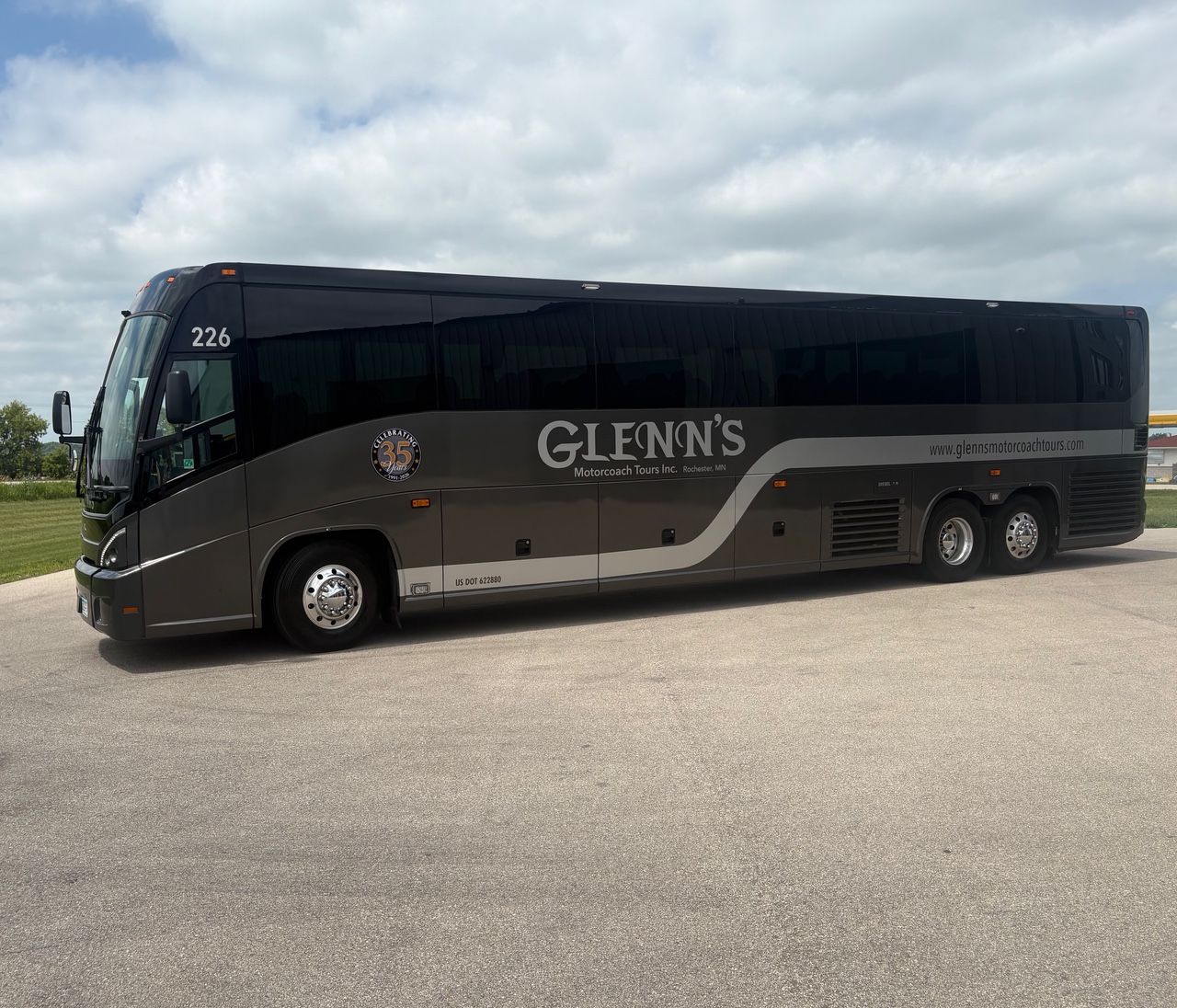 New Glenn's Motorcoach Tours bus
