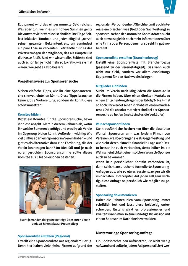 Drei Personen, zwei Frauen und ein Mann, sitzen an einem Tisch mit einem Laptop und unterhalten sich freundlich in einem hellen Büro.