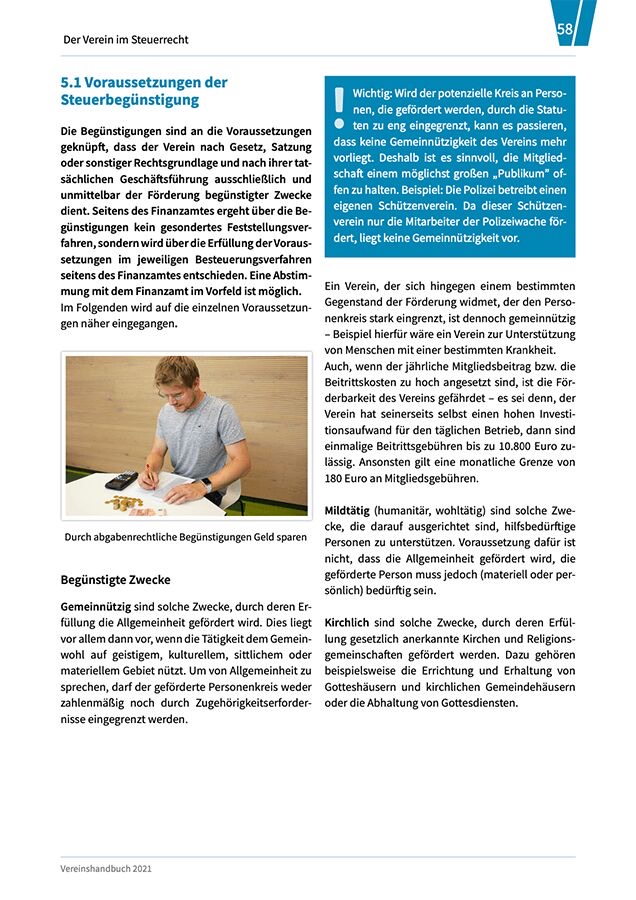 Textseite erklärt Voraussetzungen der Steuerbegünstigung für Vereine mit Foto eines Mannes, der Münzen zählt, und einer blauen Infobox zur Gemeinnützigkeit von Vereinen.