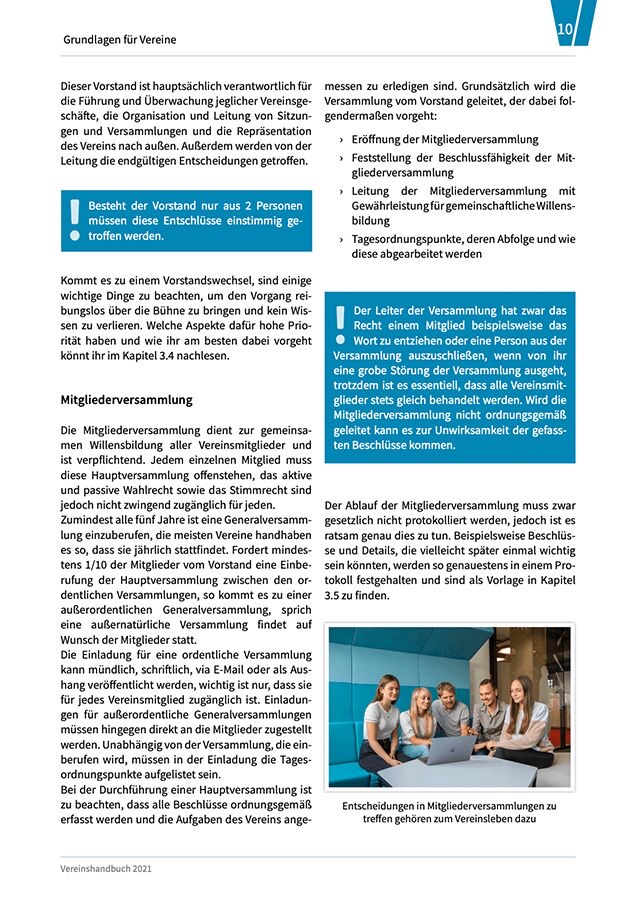 Seite aus einem Vereins-Handbuch mit Text zu Vorstand und Mitgliederversammlung sowie einem Foto von fünf Personen, die an einem Laptop zusammenarbeiten.